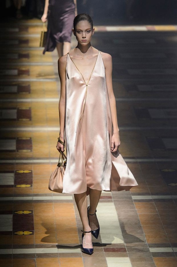 Lanvin .. أنوثة اللؤلؤ والدانتيل