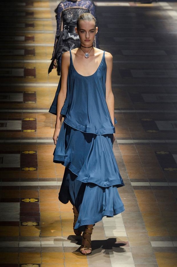 Lanvin .. أنوثة اللؤلؤ والدانتيل
