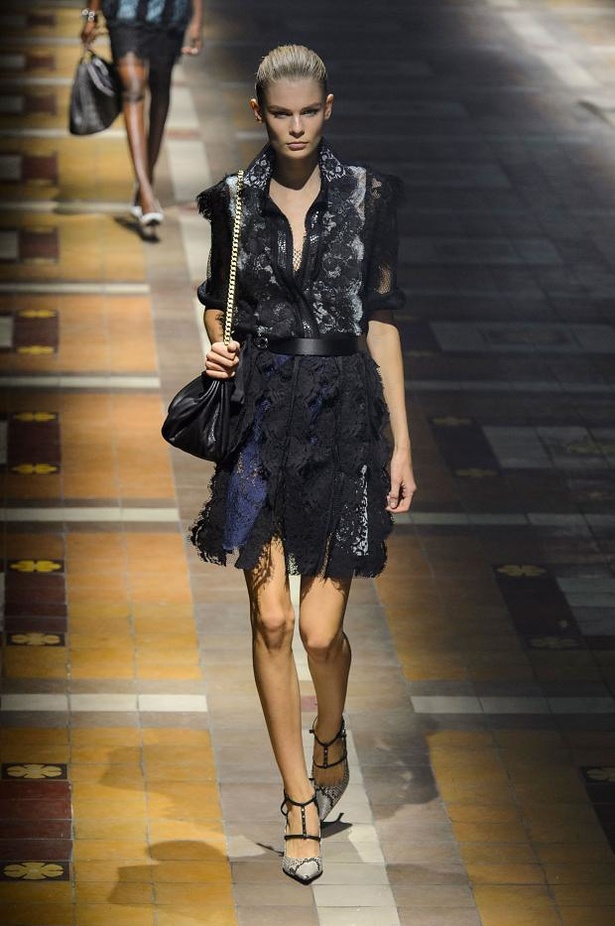 Lanvin .. أنوثة اللؤلؤ والدانتيل