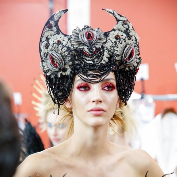 عرض مجموعة Guo Pei كوتور خريف شتاء  