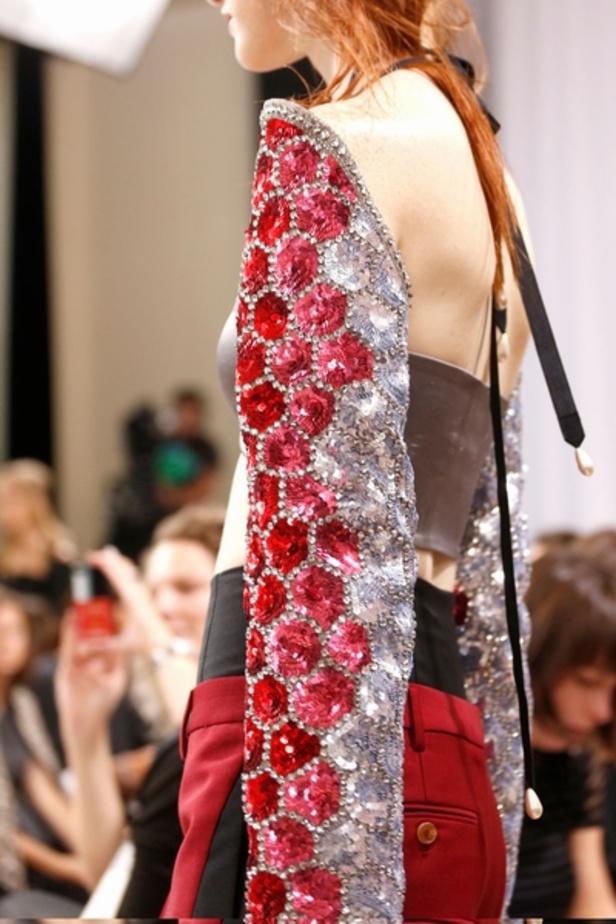 Maison Martin Margiela تضيف عنصر الابهار الى البذلة