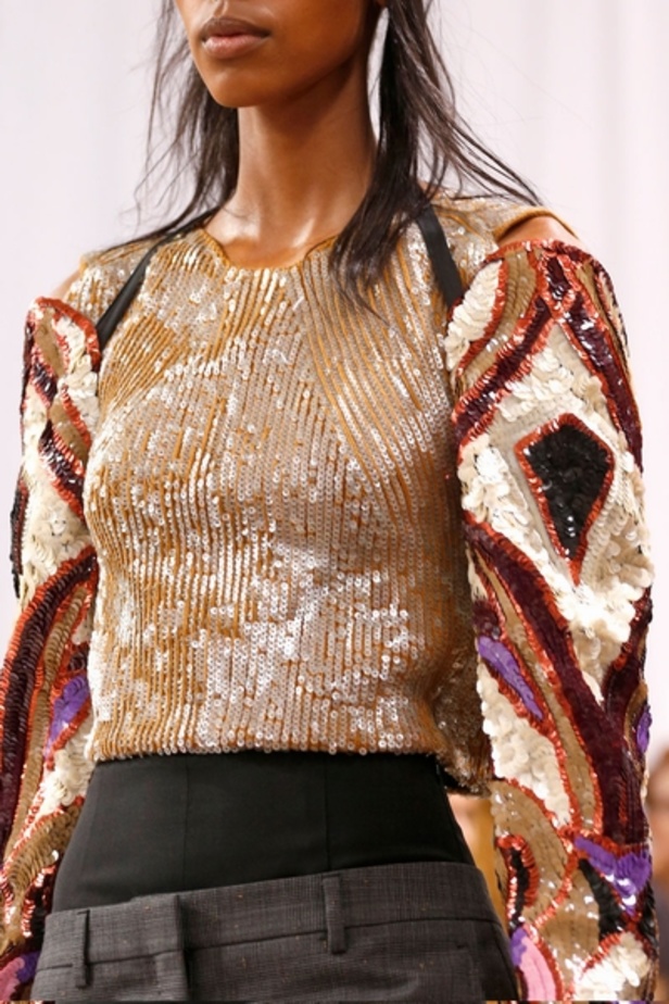 Maison Martin Margiela تضيف عنصر الابهار الى البذلة