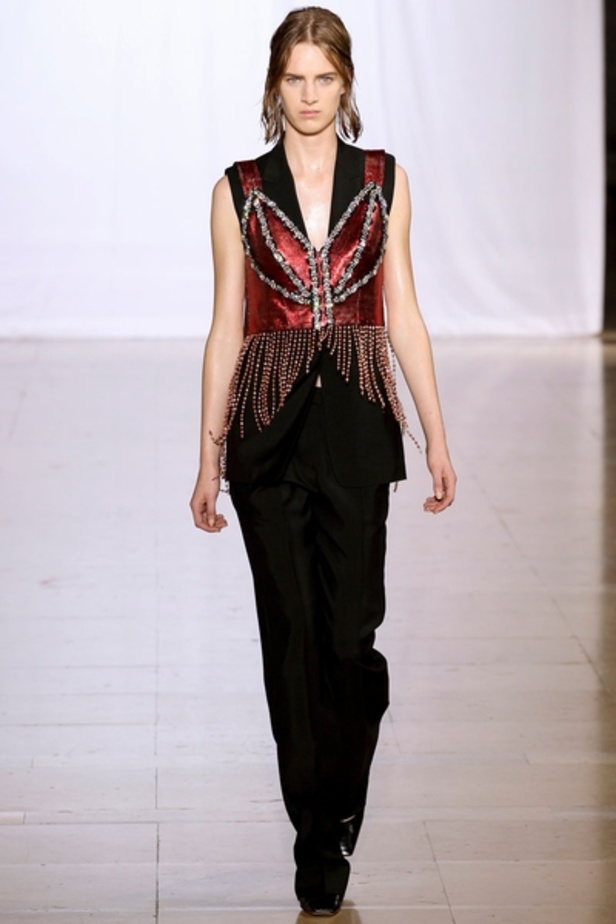 Maison Martin Margiela تضيف عنصر الابهار الى البذلة