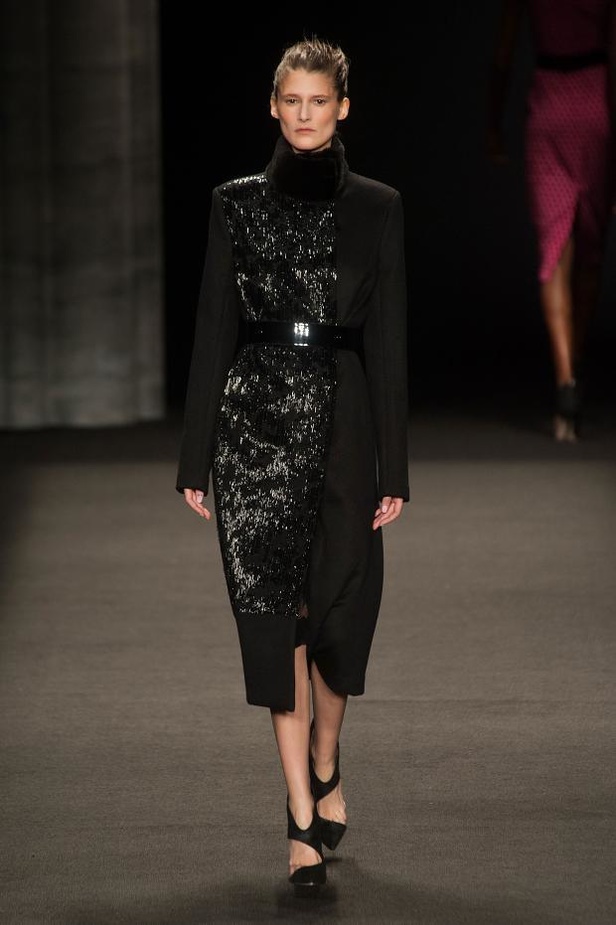 Monique Lhuillier: أزياء ملكية للإطلالات الفاخرة