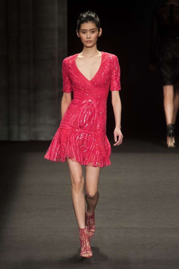 Monique Lhuillier: أزياء ملكية للإطلالات الفاخرة