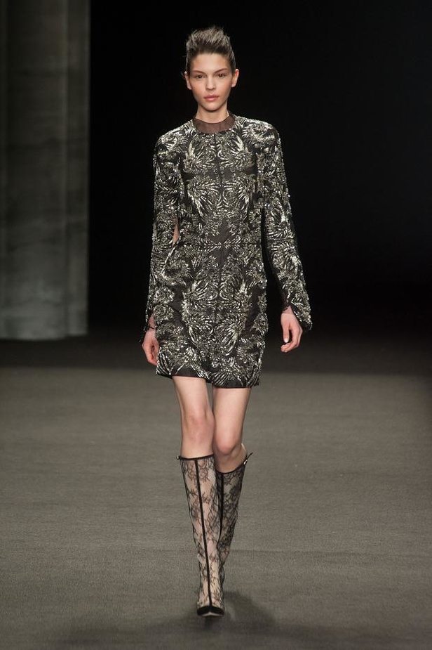 Monique Lhuillier: أزياء ملكية للإطلالات الفاخرة