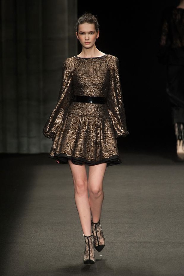 Monique Lhuillier: أزياء ملكية للإطلالات الفاخرة