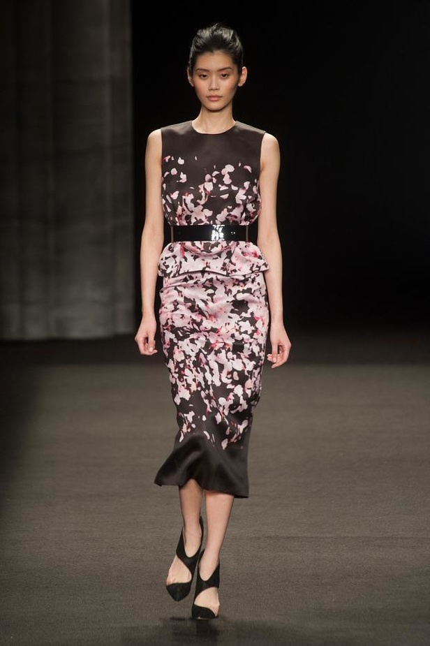 Monique Lhuillier: أزياء ملكية للإطلالات الفاخرة