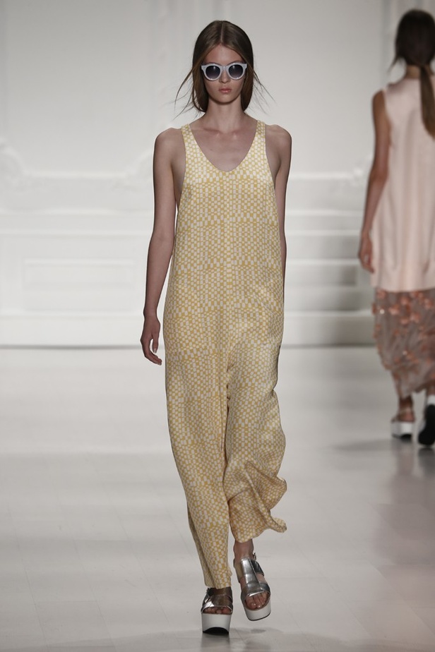 إطلالة شبابية من Noon By Noor