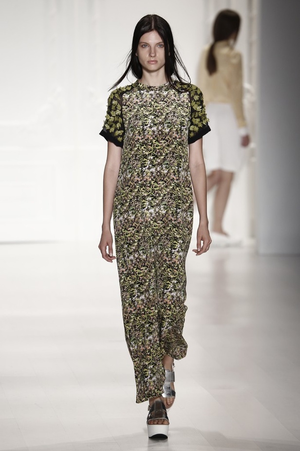 إطلالة شبابية من Noon By Noor