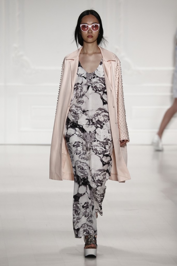 إطلالة شبابية من Noon By Noor