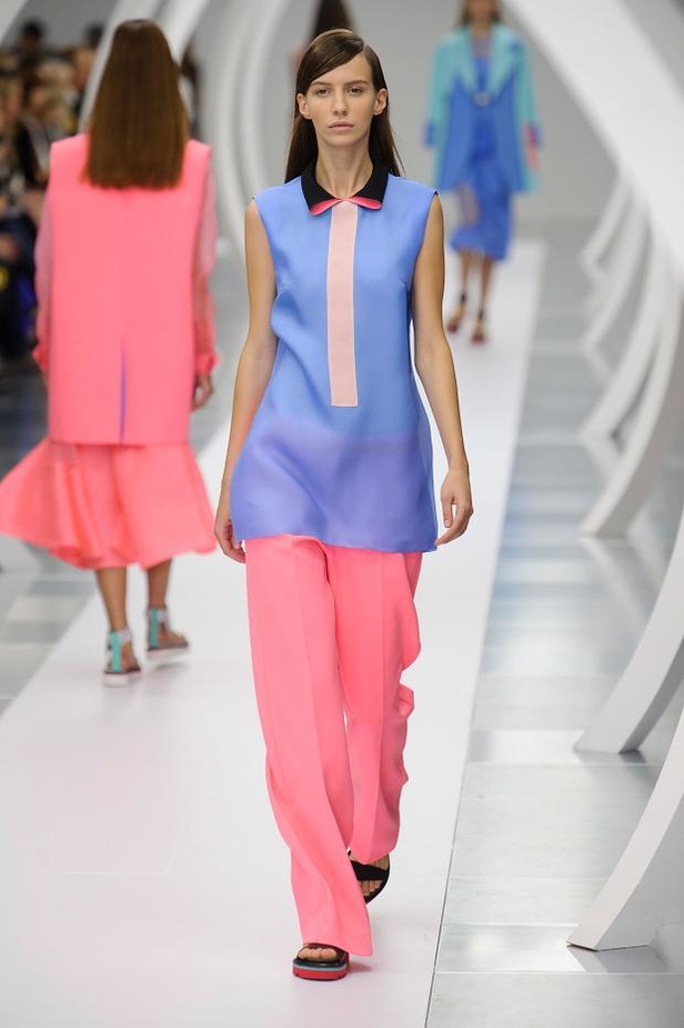 ربيع Roksanda.. مرح المراهقة وصرامة العمل