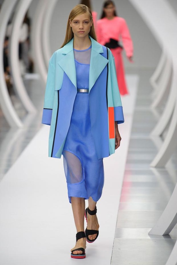 ربيع Roksanda.. مرح المراهقة وصرامة العمل