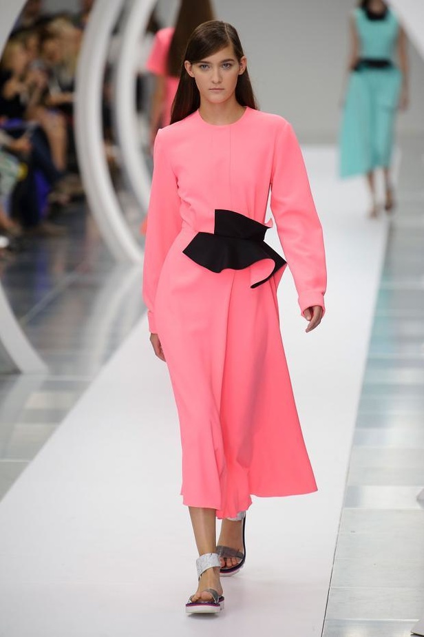 ربيع Roksanda.. مرح المراهقة وصرامة العمل