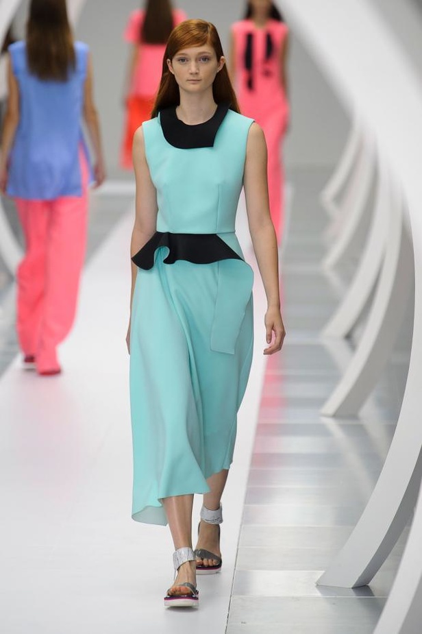 ربيع Roksanda.. مرح المراهقة وصرامة العمل