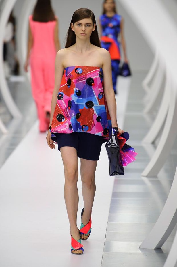 ربيع Roksanda.. مرح المراهقة وصرامة العمل