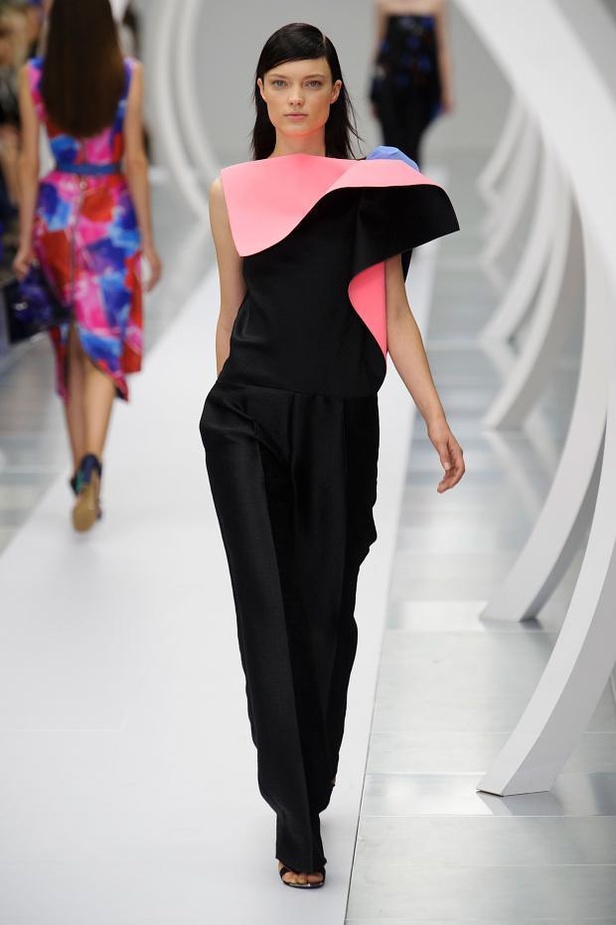 ربيع Roksanda.. مرح المراهقة وصرامة العمل