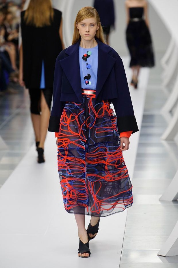 ربيع Roksanda.. مرح المراهقة وصرامة العمل