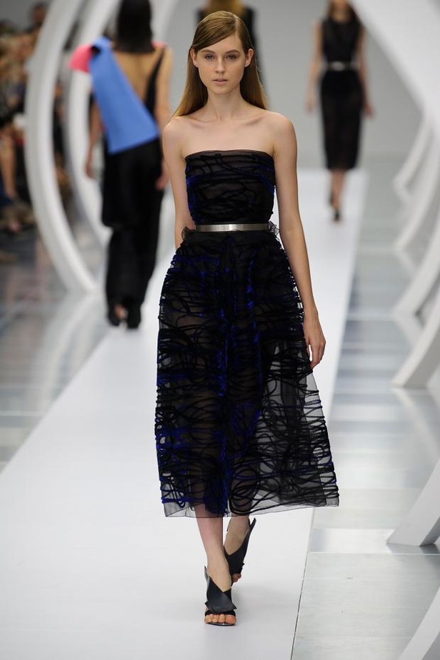 ربيع Roksanda.. مرح المراهقة وصرامة العمل