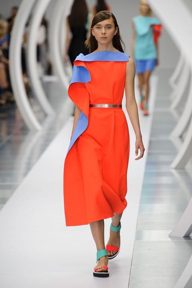 ربيع Roksanda.. مرح المراهقة وصرامة العمل