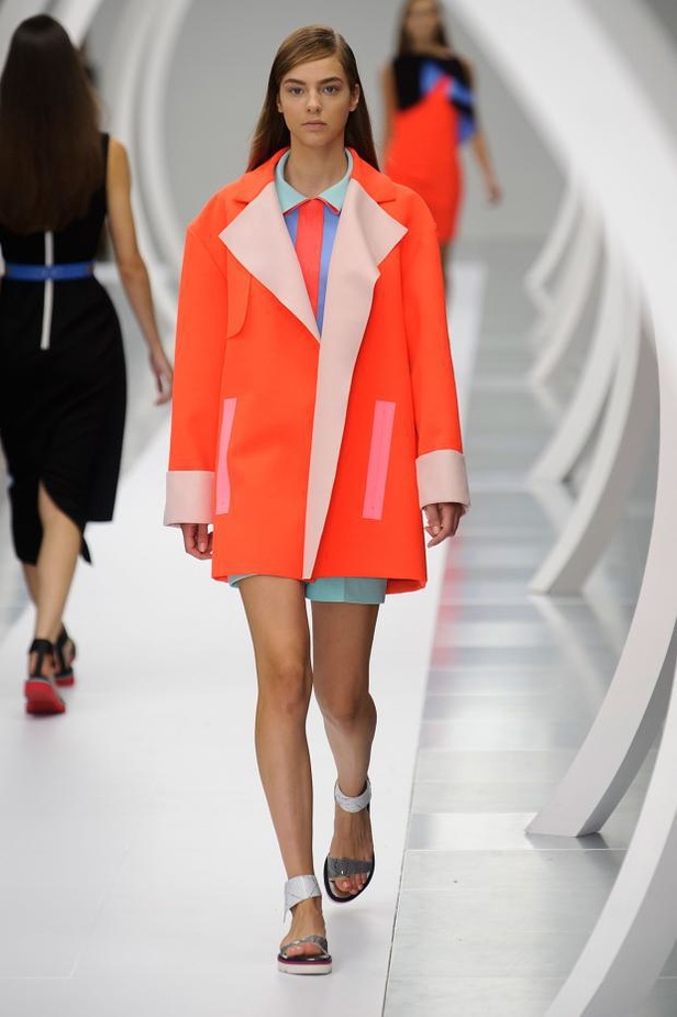 ربيع Roksanda.. مرح المراهقة وصرامة العمل