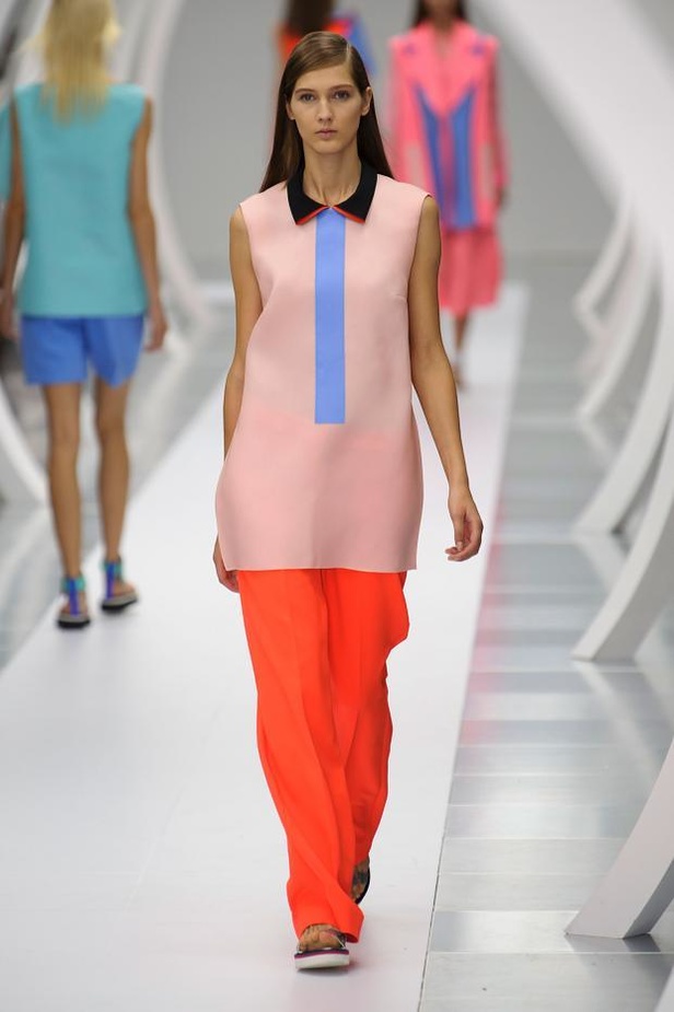 ربيع Roksanda.. مرح المراهقة وصرامة العمل