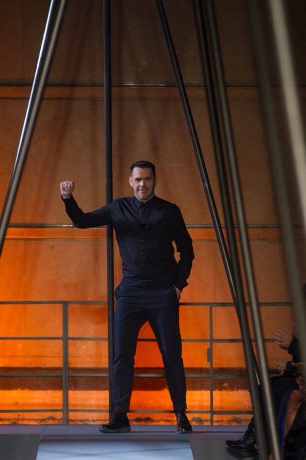 Roland Mouret خريف غير عادي بالأحمر 