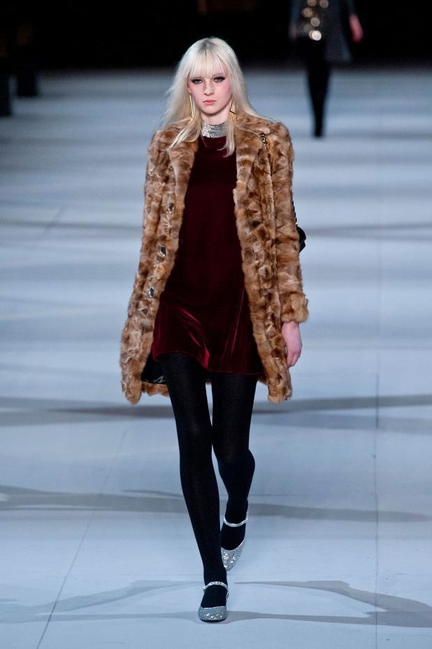 Saint Laurent... شباب ينبض بالحيوية والكلاسيكية معاً