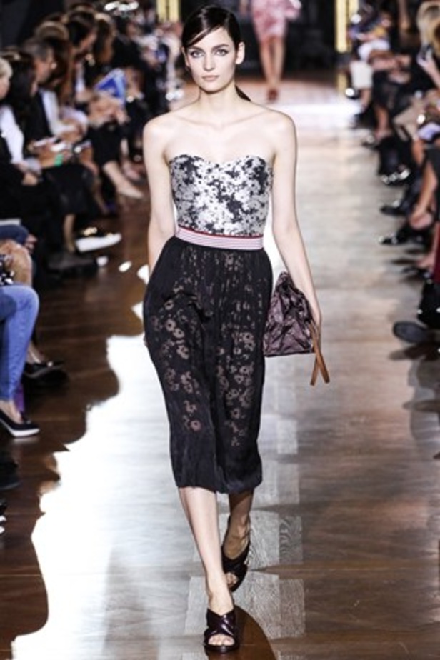 Stella McCartney تعيد للدانتيل رونقه