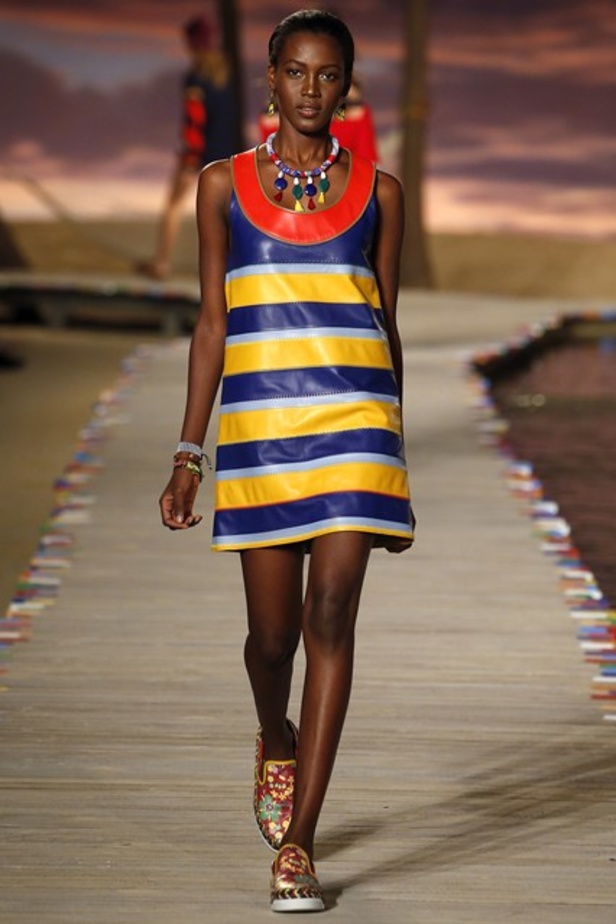 منصّة Tommy Hilfiger تحوّلت إلى جزيرة كاريبية!  