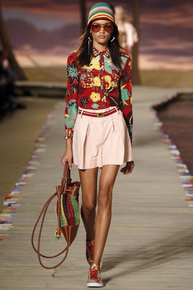 منصّة Tommy Hilfiger تحوّلت إلى جزيرة كاريبية!  