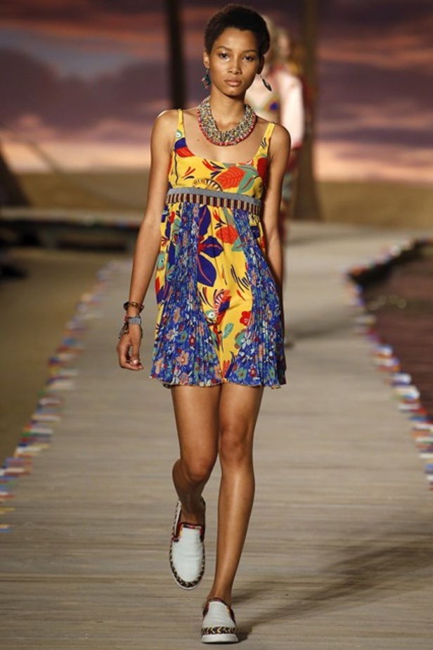 منصّة Tommy Hilfiger تحوّلت إلى جزيرة كاريبية!  