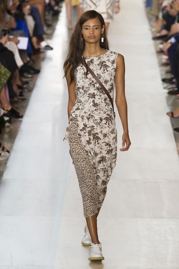 Tory Burch .. الصحراء بمفهوم عصري