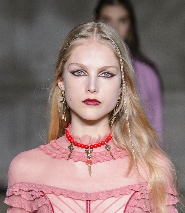 عرض أزياء Valentino لخريف وشتاء 2017!