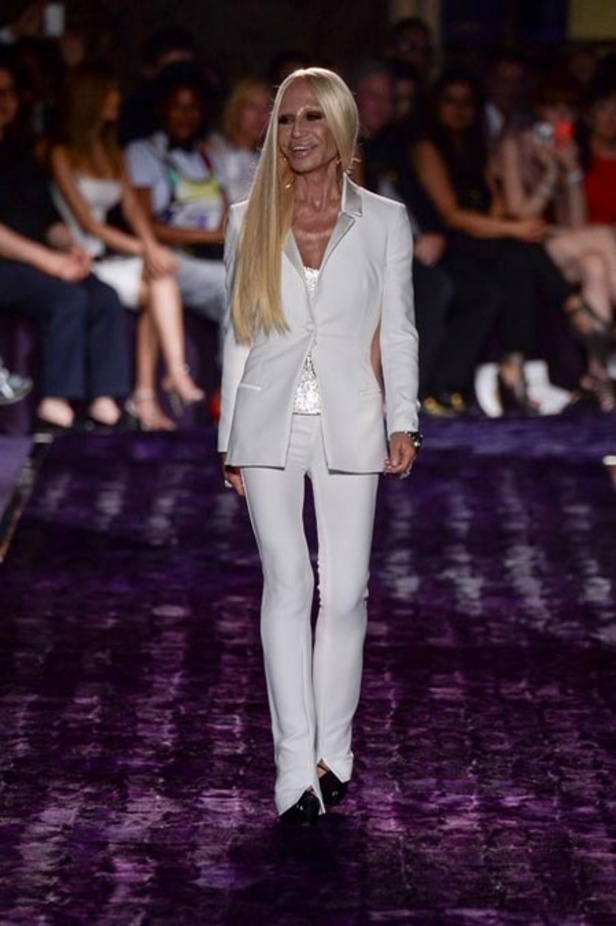 روح الخمسينيات في مجموعة الأزياء الفاخرة لخريف 2014 من Versace