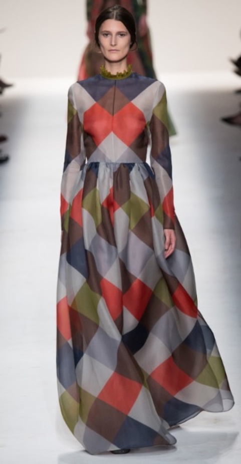 Valentino... أليس في بلاد الفخامة 