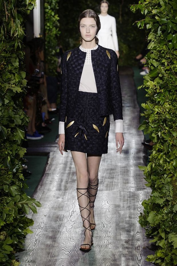 Valentino يقيّد النساء بقيود الحرية هذا الخريف