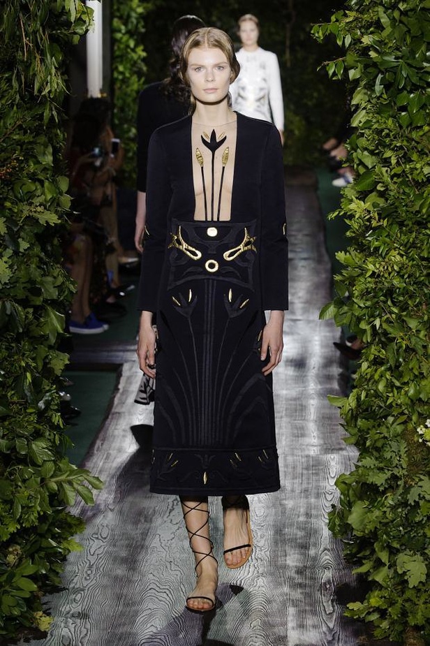 Valentino يقيّد النساء بقيود الحرية هذا الخريف