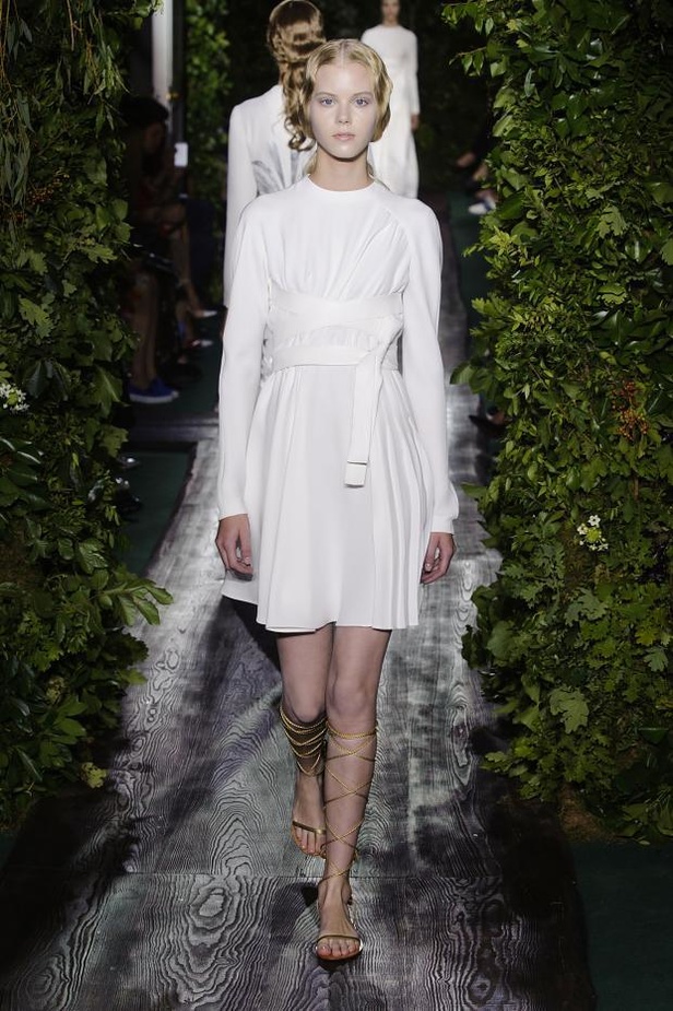 Valentino يقيّد النساء بقيود الحرية هذا الخريف