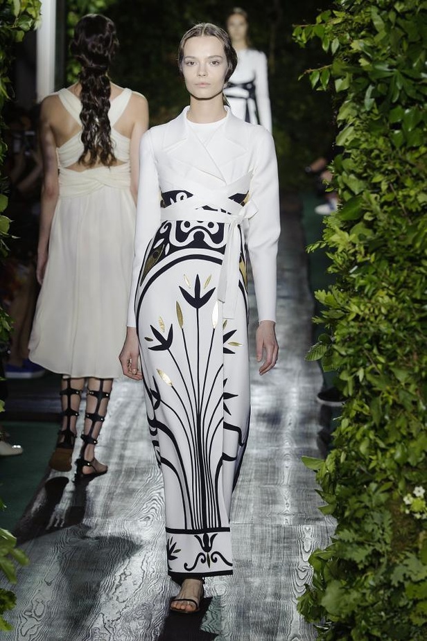 Valentino يقيّد النساء بقيود الحرية هذا الخريف