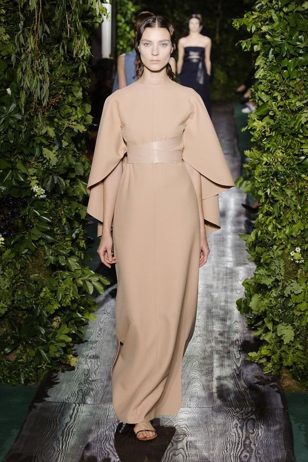 Valentino يقيّد النساء بقيود الحرية هذا الخريف