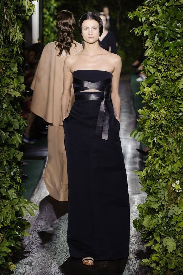 Valentino يقيّد النساء بقيود الحرية هذا الخريف