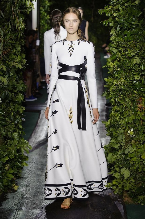 Valentino يقيّد النساء بقيود الحرية هذا الخريف