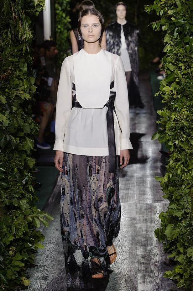 Valentino يقيّد النساء بقيود الحرية هذا الخريف