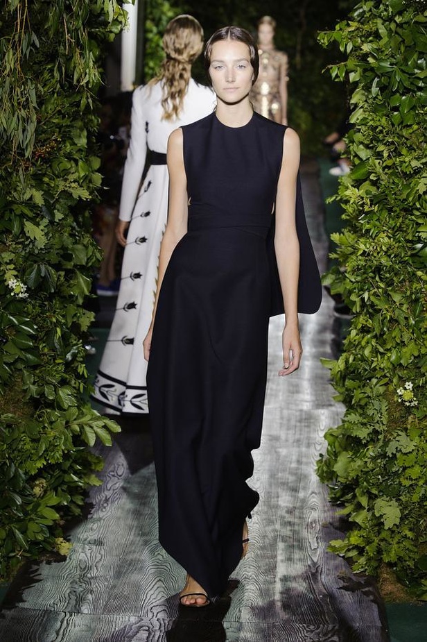 Valentino يقيّد النساء بقيود الحرية هذا الخريف