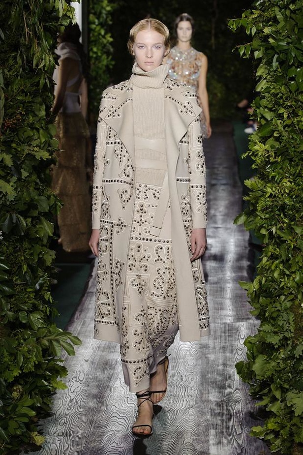 Valentino يقيّد النساء بقيود الحرية هذا الخريف