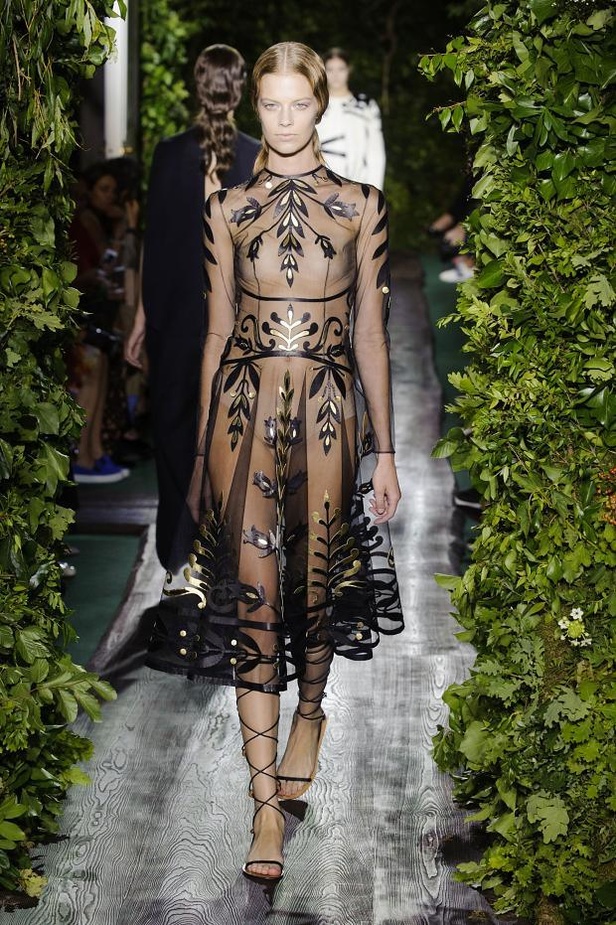 Valentino يقيّد النساء بقيود الحرية هذا الخريف