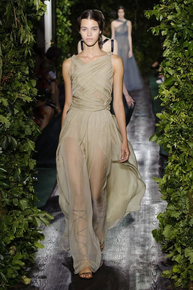 Valentino يقيّد النساء بقيود الحرية هذا الخريف