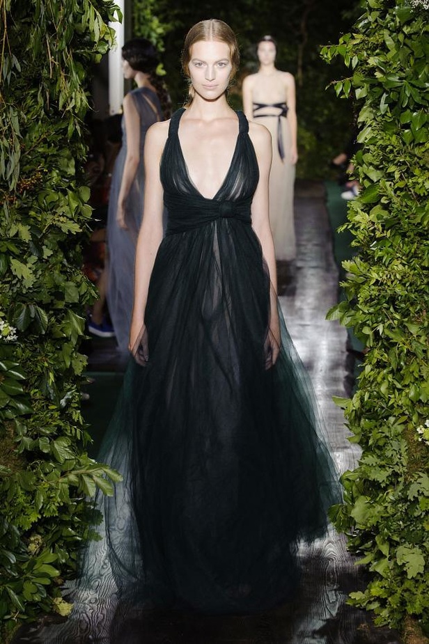 Valentino يقيّد النساء بقيود الحرية هذا الخريف