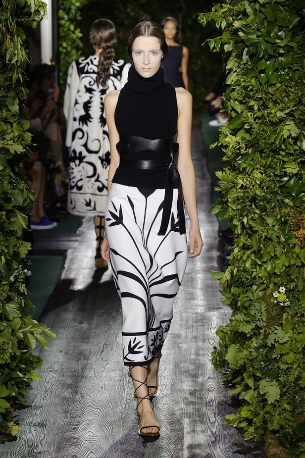 Valentino يقيّد النساء بقيود الحرية هذا الخريف